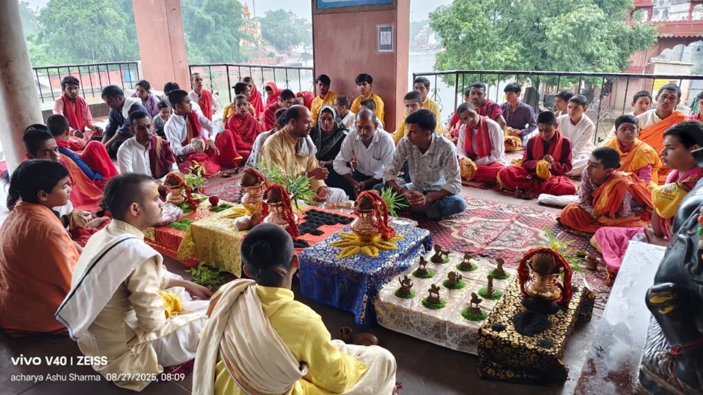 श्रद्धालुओं के साथ वैदिक अनुष्ठान और पूजन व्यवस्था