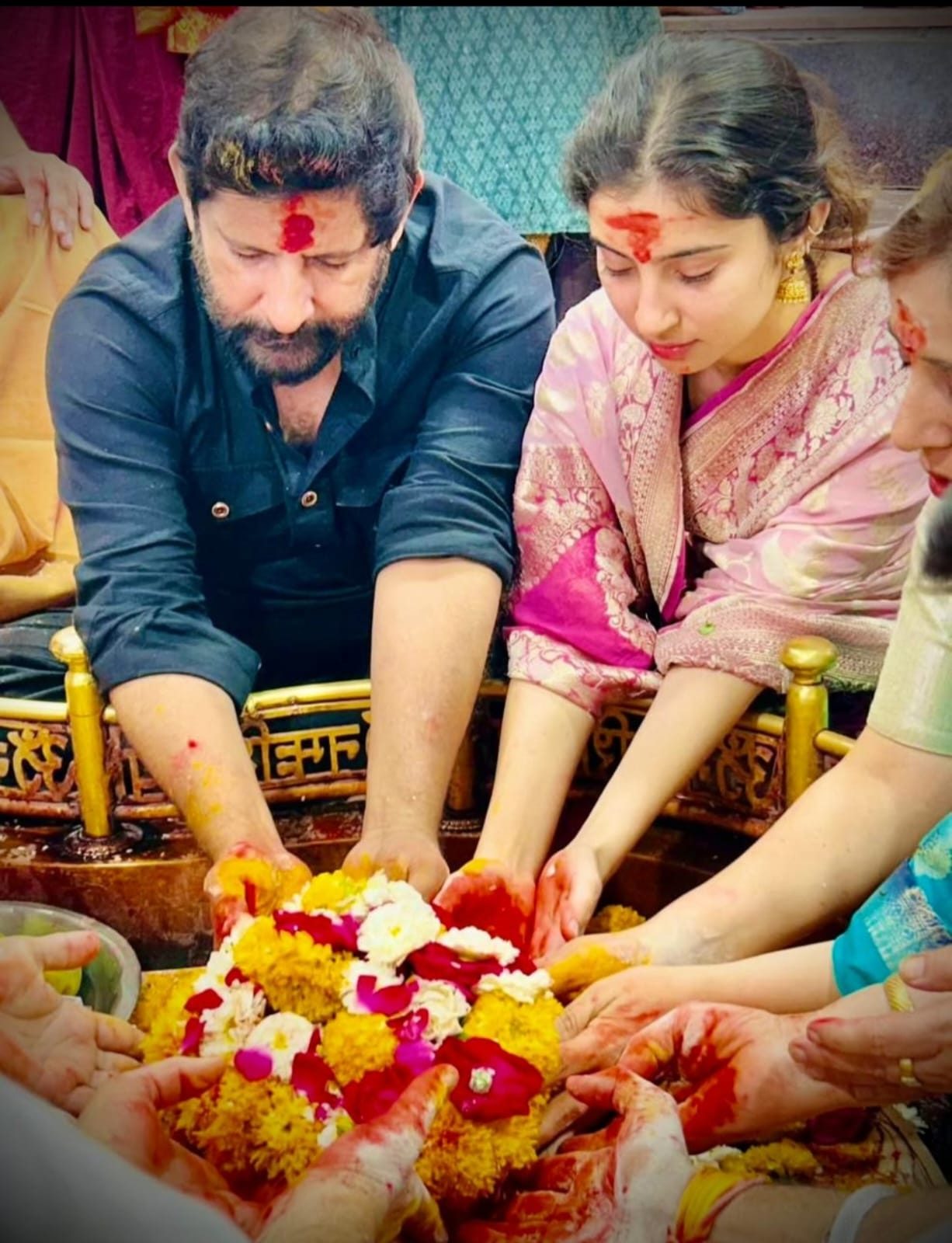 परिवार के साथ धार्मिक पूजन एवं पुष्प अर्पण